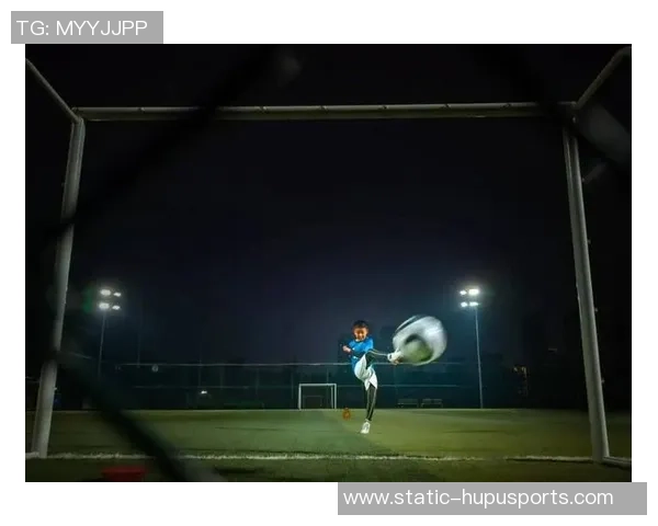 掌握足球背身拿球转身技巧提升你的球场表现与控球能力